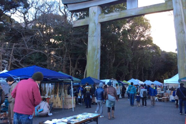 護国神社の蚤の市